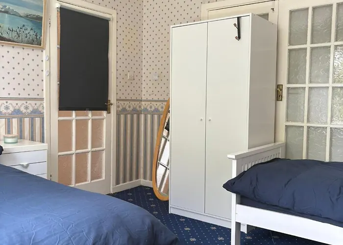 Superb Triple Room Near Airport - 1